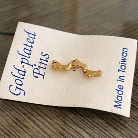 Vintage Gold-plated Foot Prints in the Sand Pin - Tie Tac - Lapel Pin - Picture 3 of 10